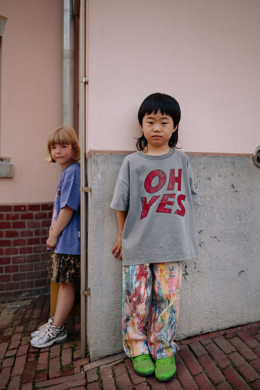 Jongen draagt grijs t-shirt met Oh Yes print