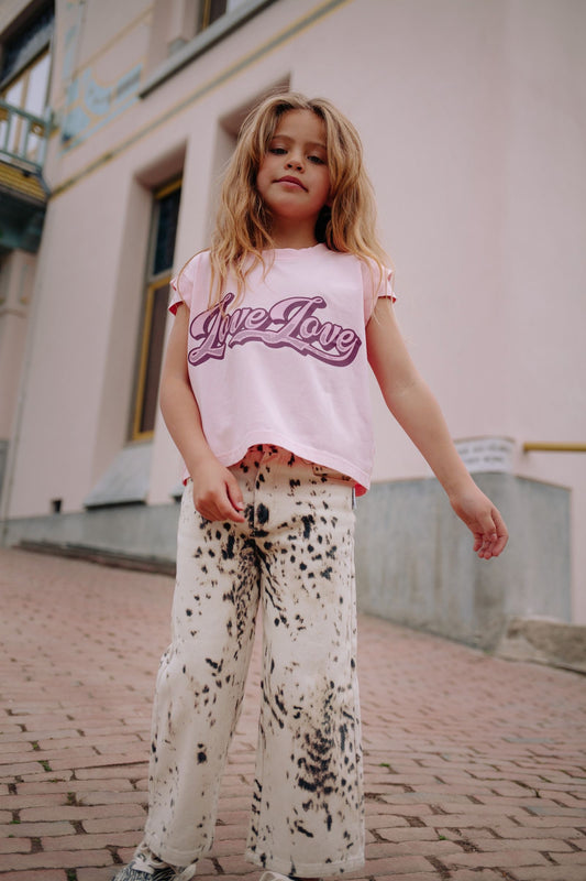 Meisje draagt lichtroze t-shirt met Love Love print
