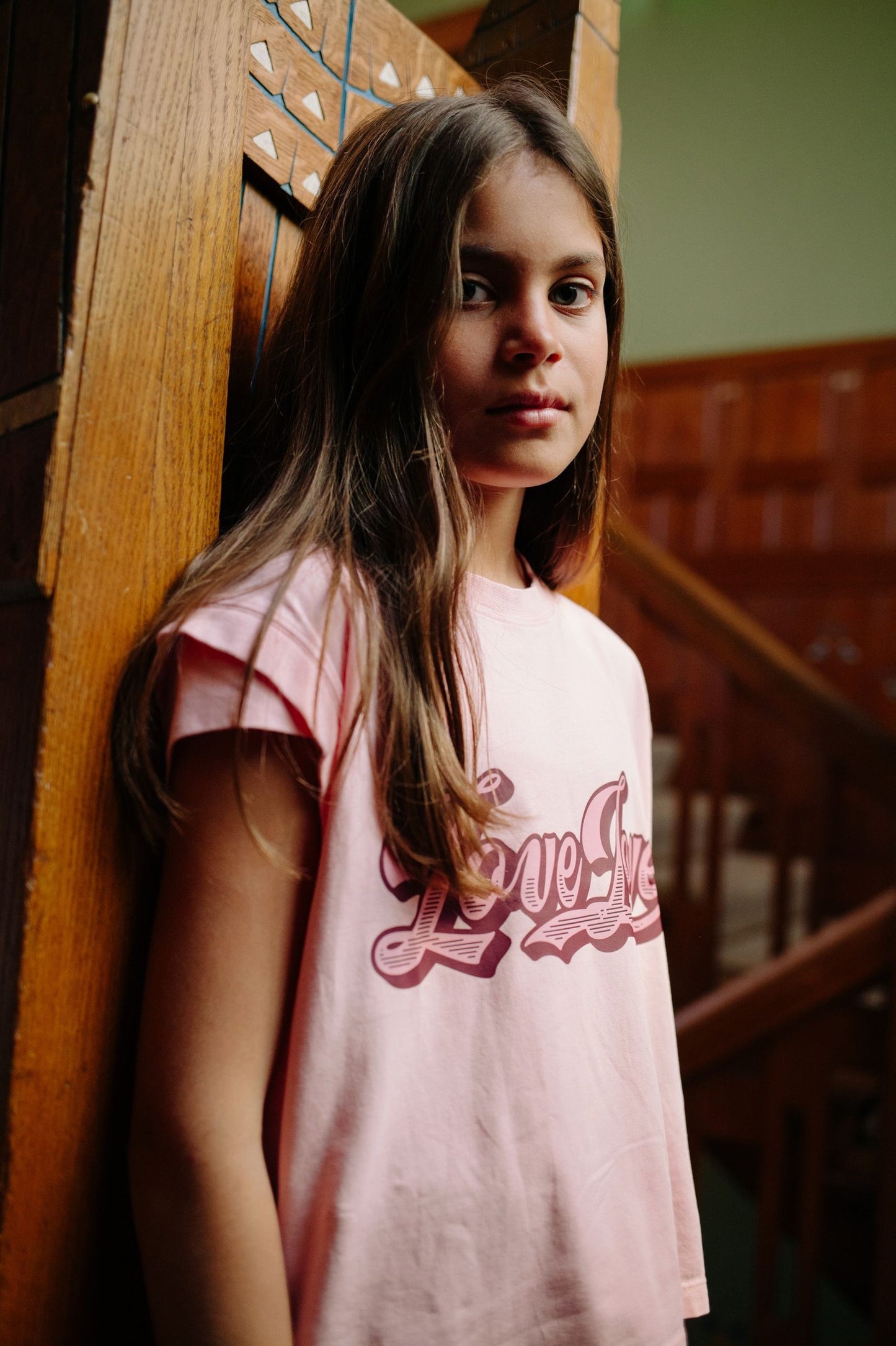 Meisje draagt lichtroze t-shirt met Love Love print
