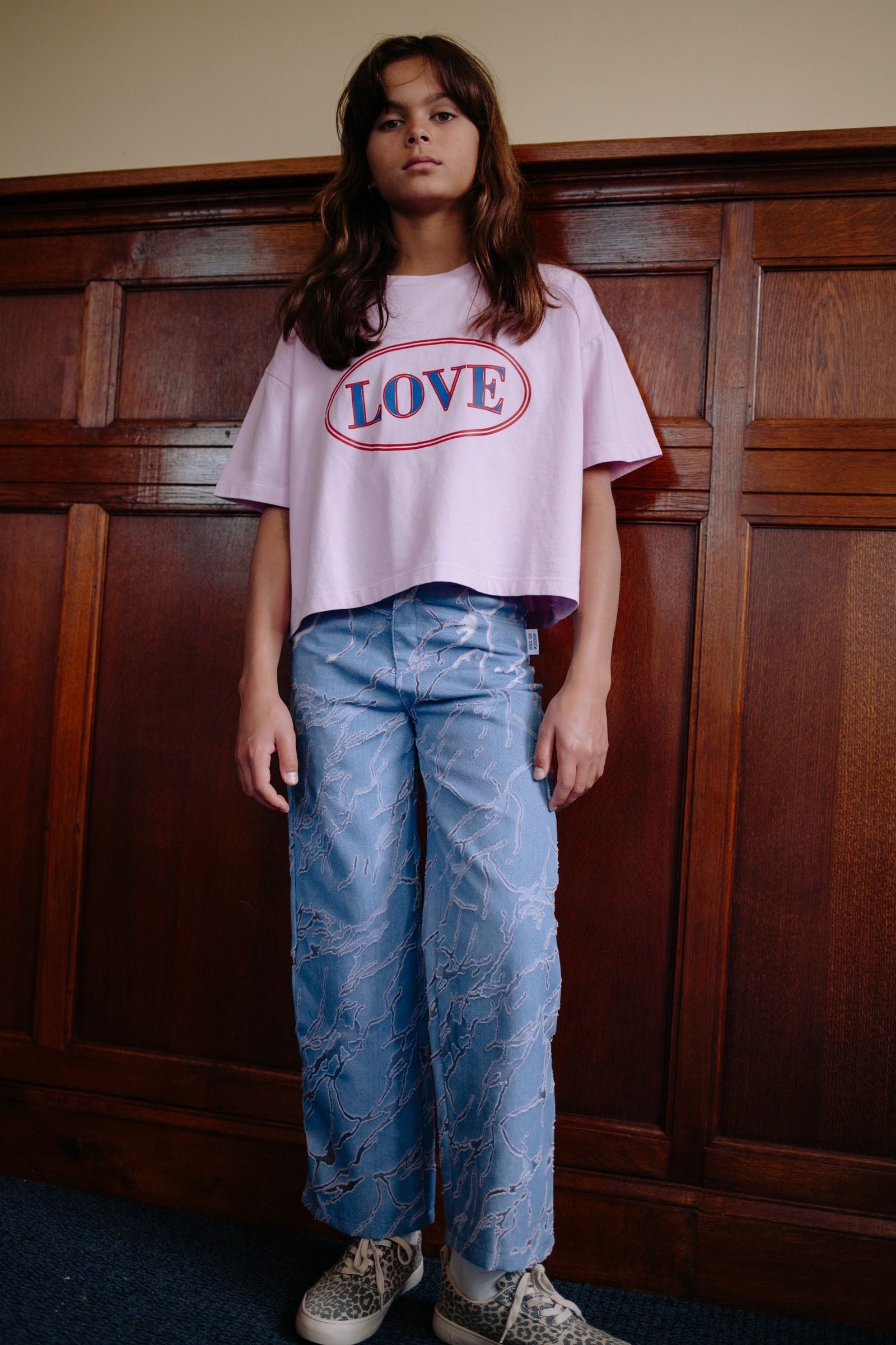 Lichtroze crop t-shirt met Love volledig zicht