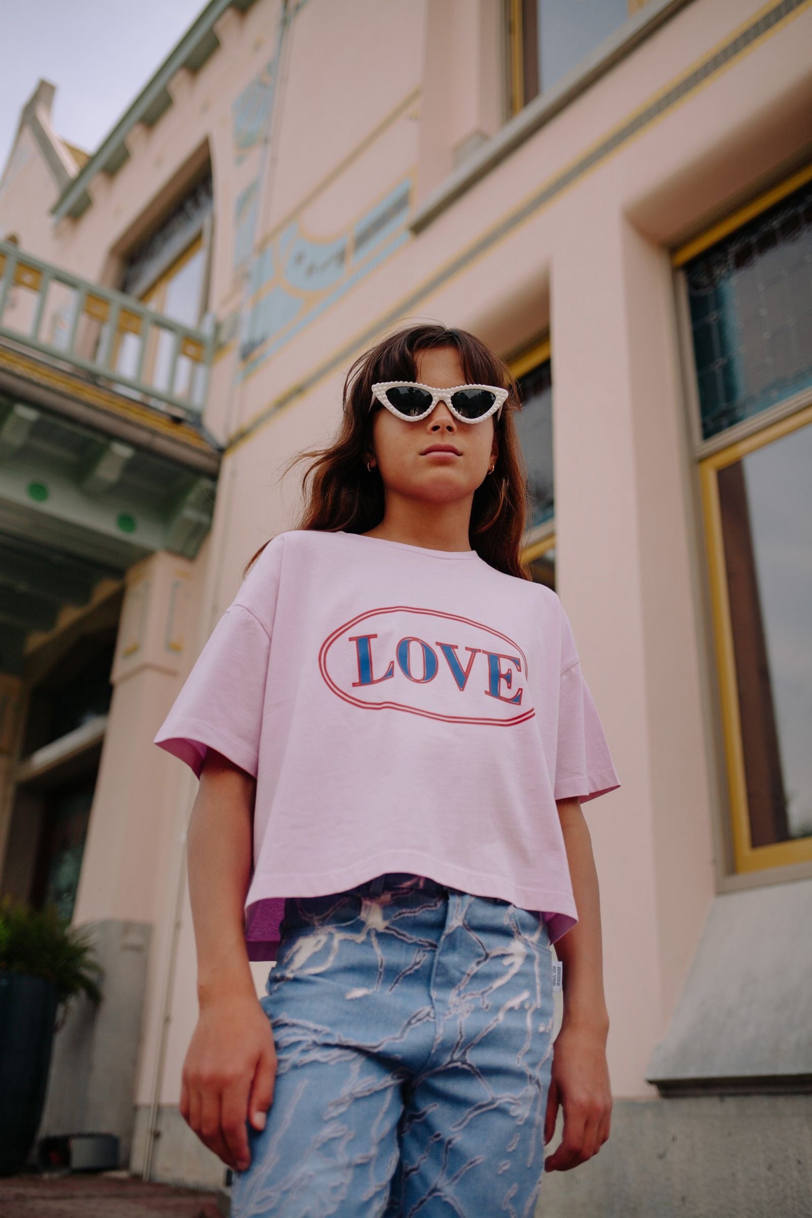 Lichtroze crop t-shirt met Love volledig zicht
