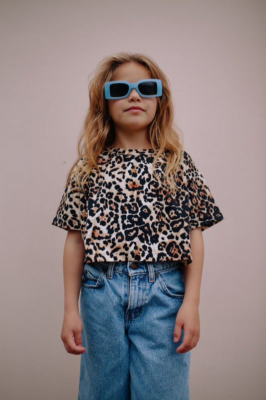 Meisje draagt crop top met luipaardprint
