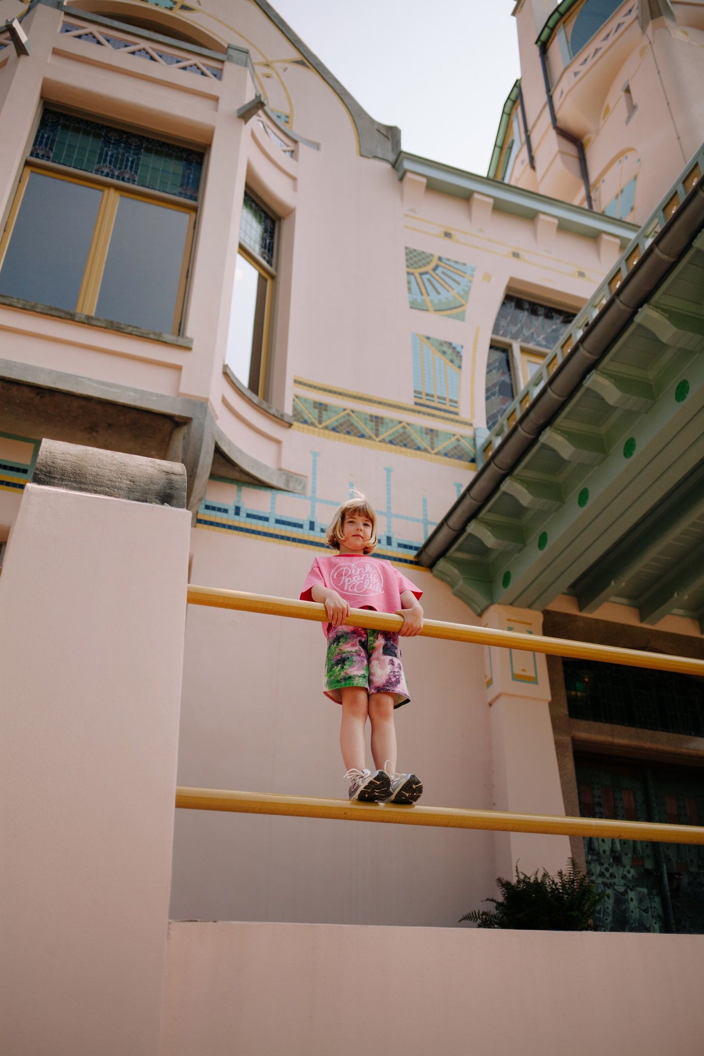 Meisje draagt jeans short met kleurvlekken