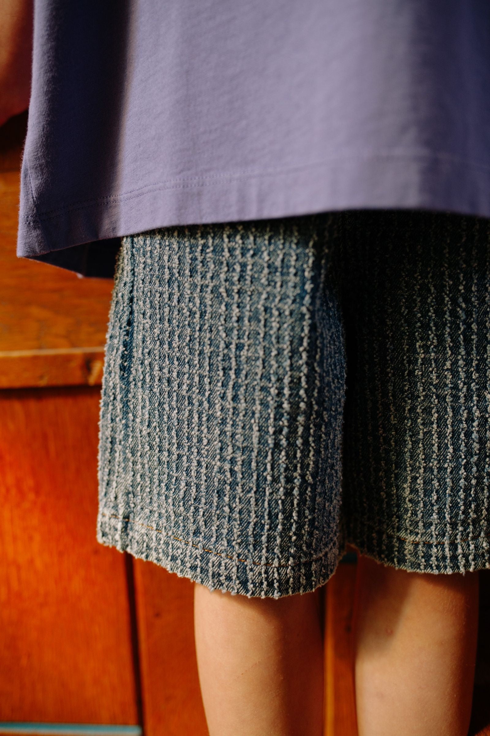Detail verticale lijnen op jeans short
