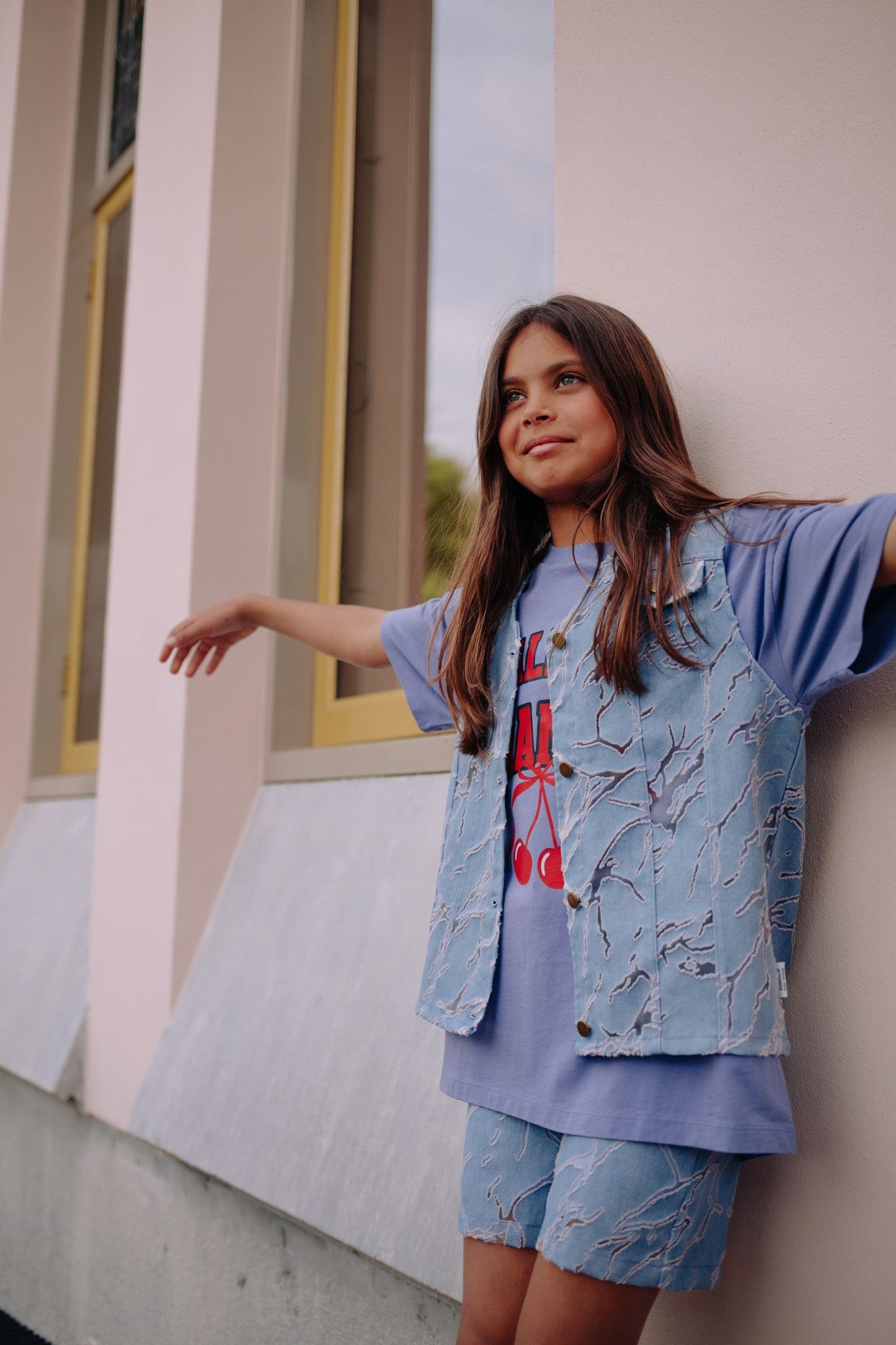 Meisje draagt blauwe short met bliksem print