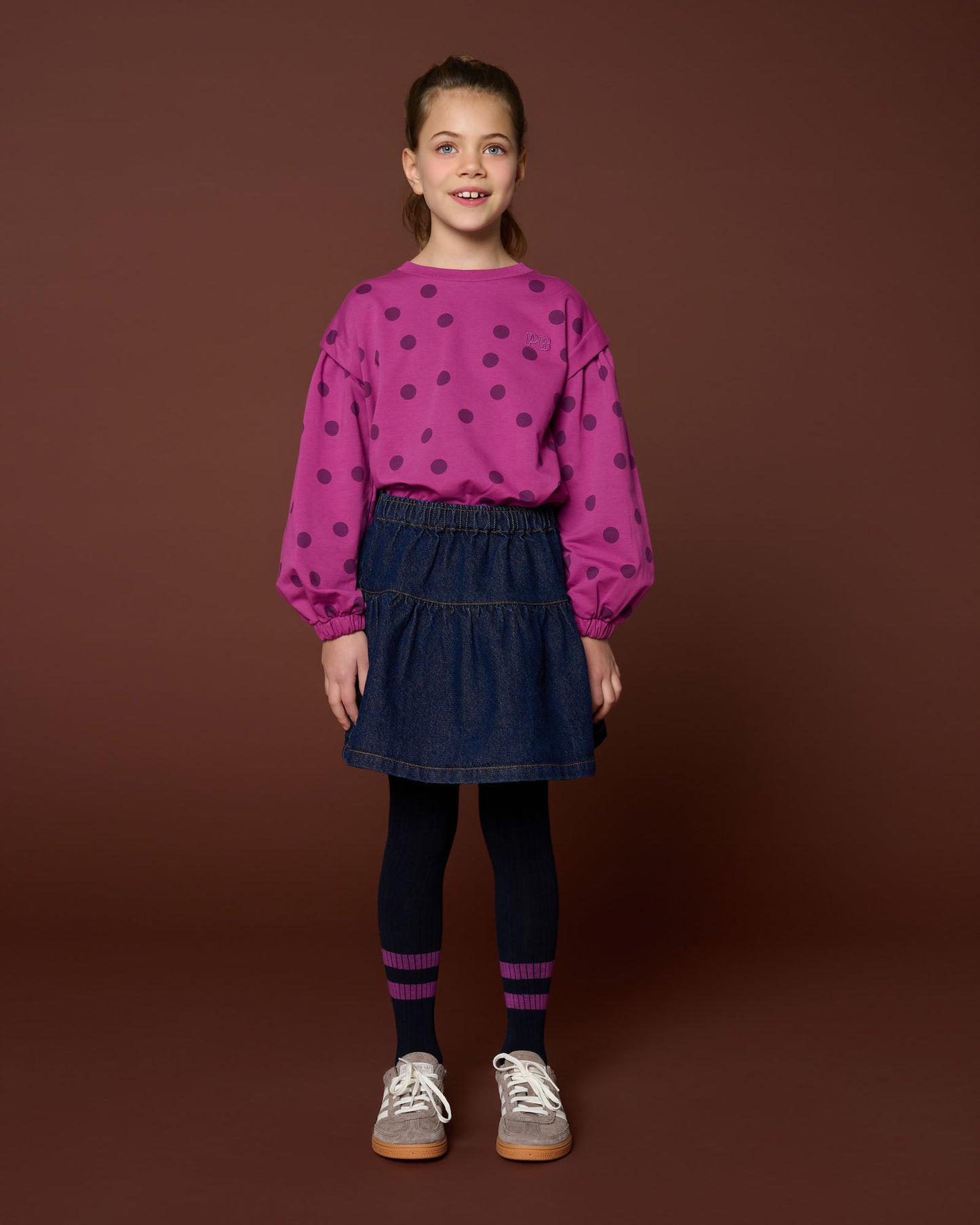 meisje draagt carly sweater dots van petit blush vooraanzicht
