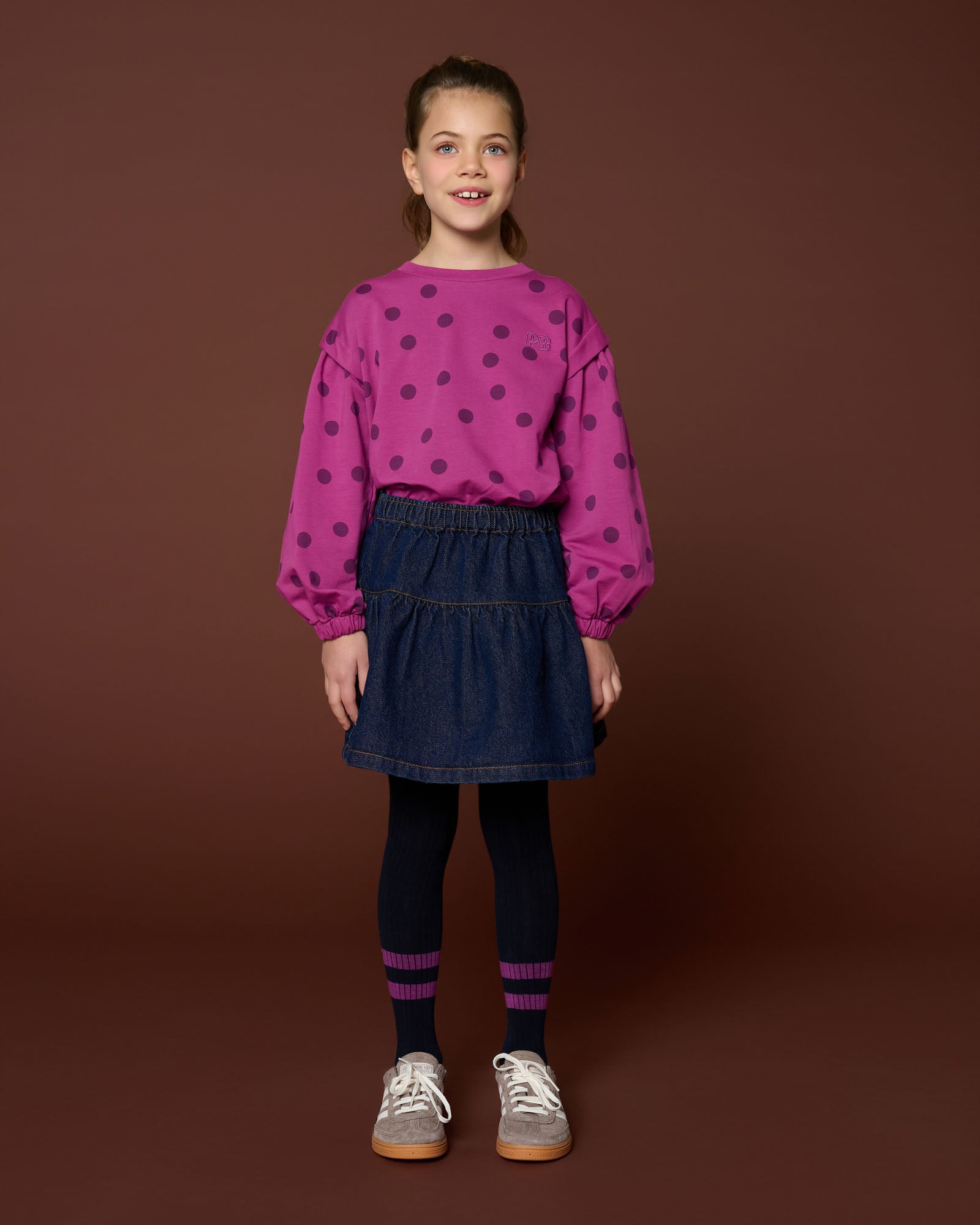 meisje draagt carly sweater dots van petit blush vooraanzicht