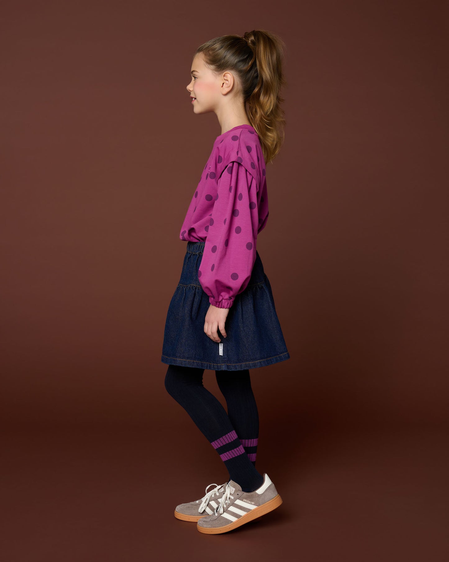 zijaanzicht meisje met carly sweater in paars met polka dots van petit blush
