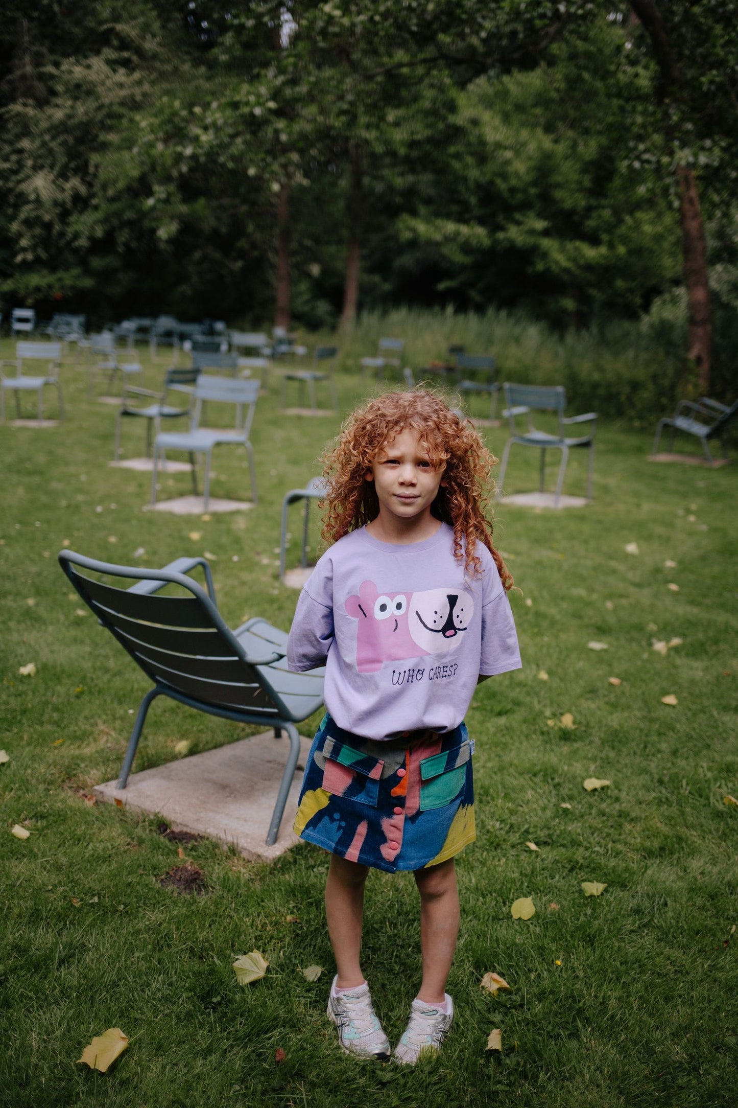 meisje met denim rok met kleurverloop en lila t-shirt van daily brat