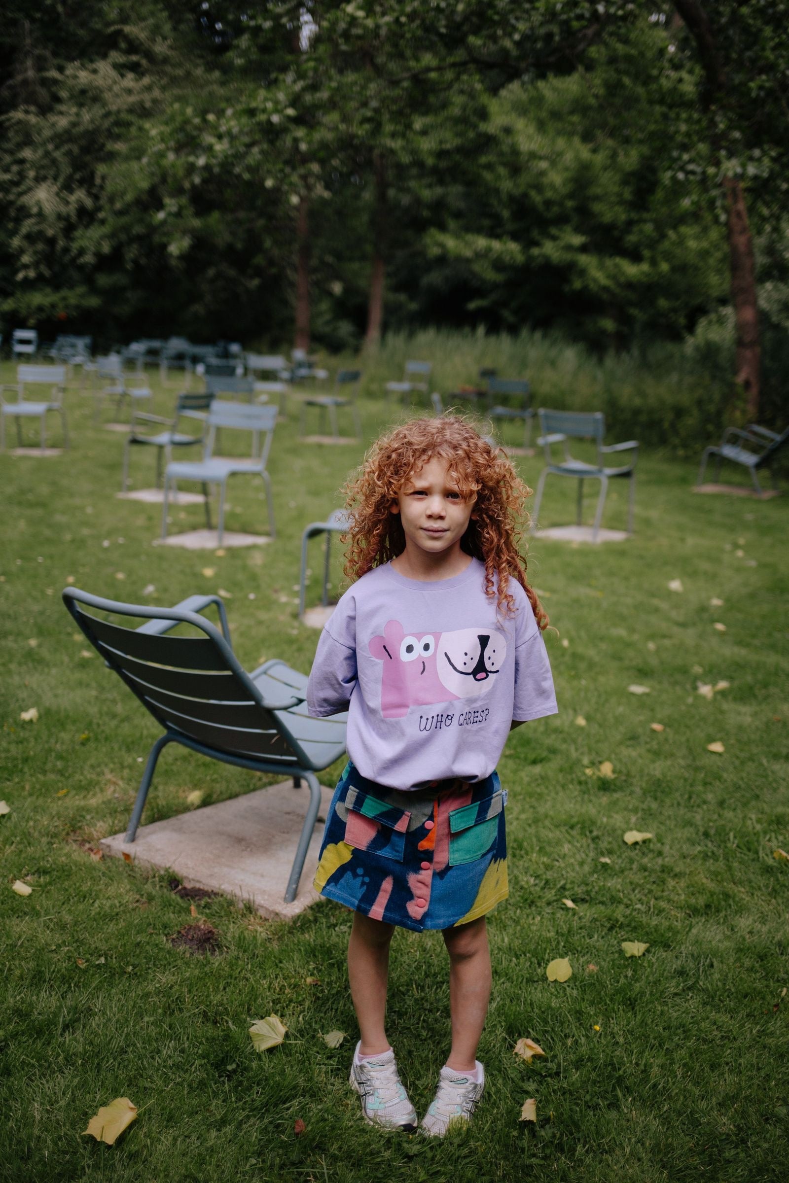 meisje met denim rok met kleurverloop en lila t-shirt van daily brat