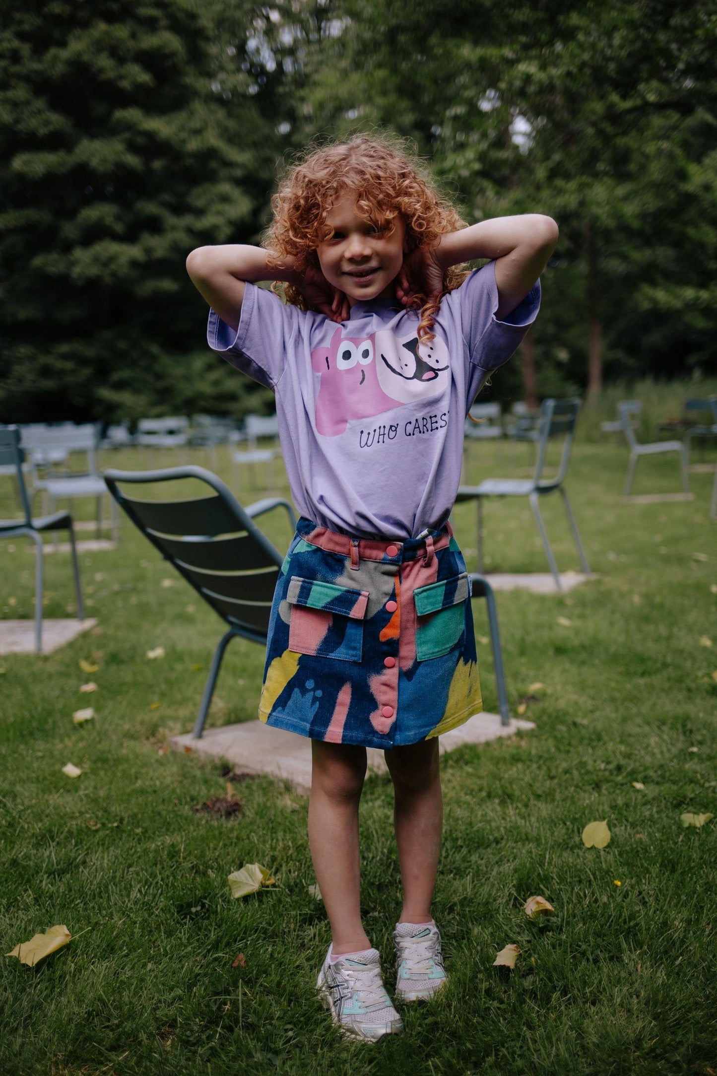 meisje met denim rok met kleurverloop en lila t-shirt van daily brat