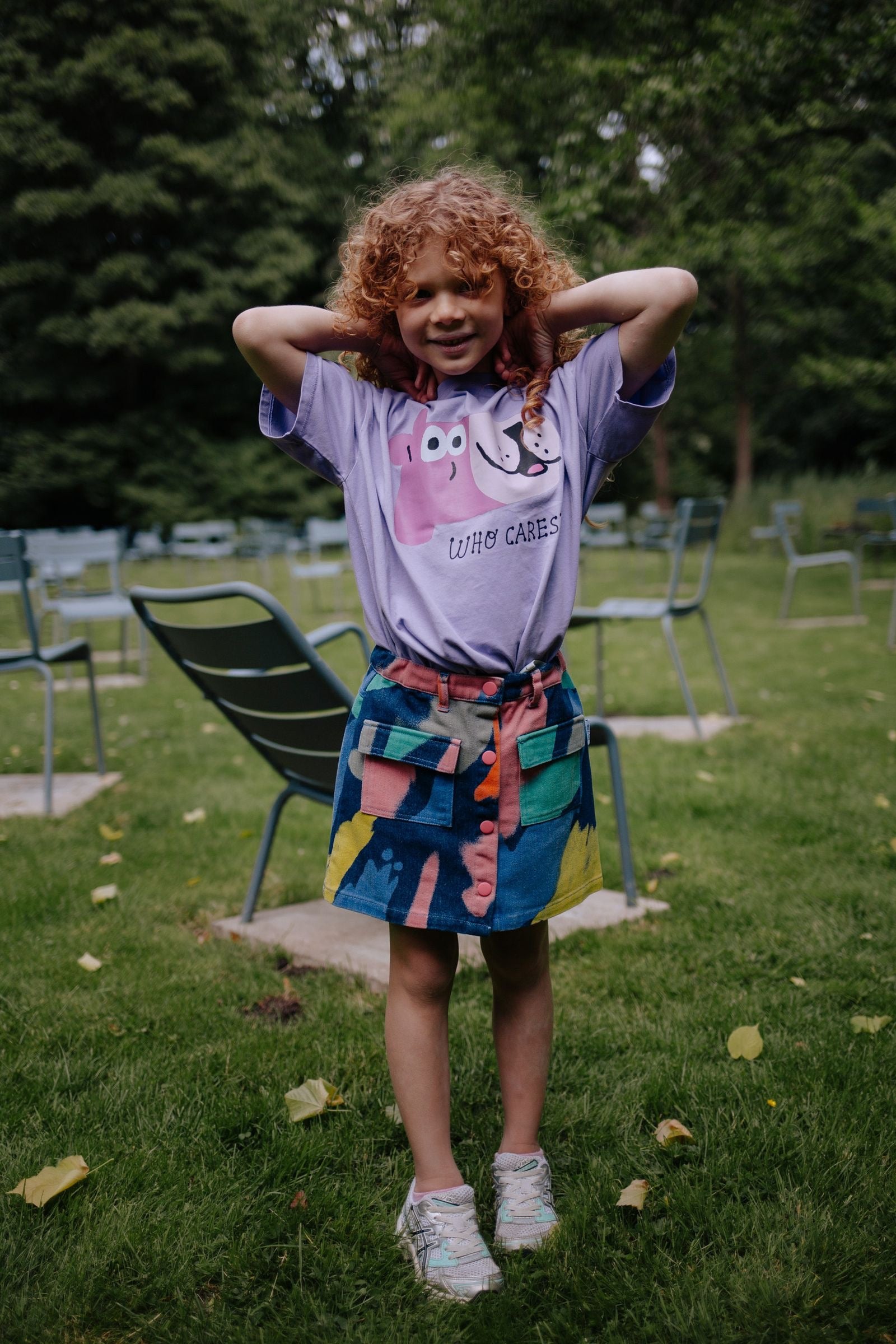meisje met denim rok met kleurverloop en lila t-shirt van daily brat
