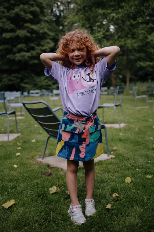 meisje met denim rok met kleurverloop en lila t-shirt van daily brat