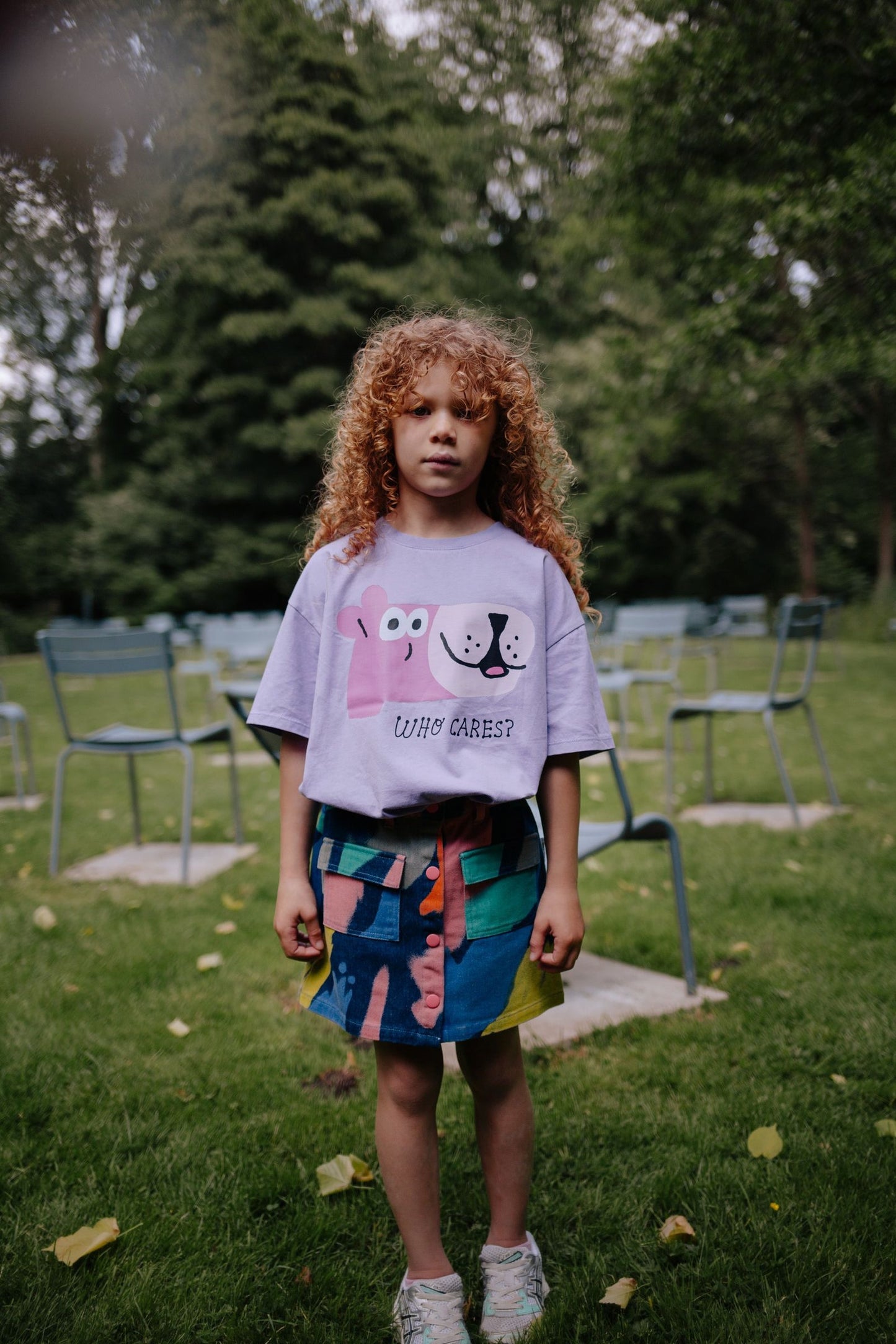 meisje met denim rok met kleurverloop en lila t-shirt van daily brat