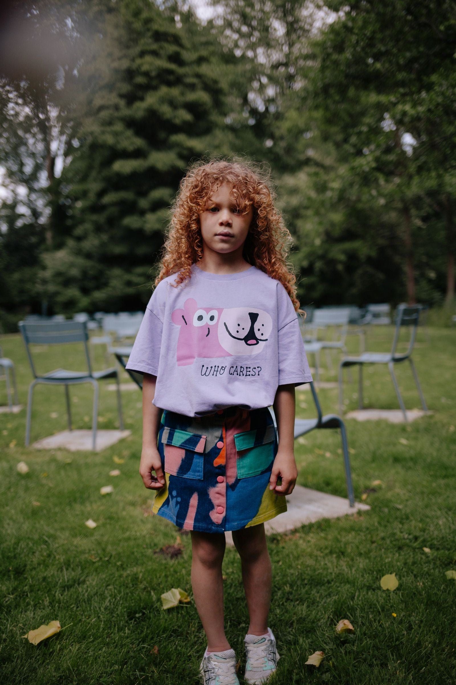 meisje met denim rok met kleurverloop en lila t-shirt van daily brat