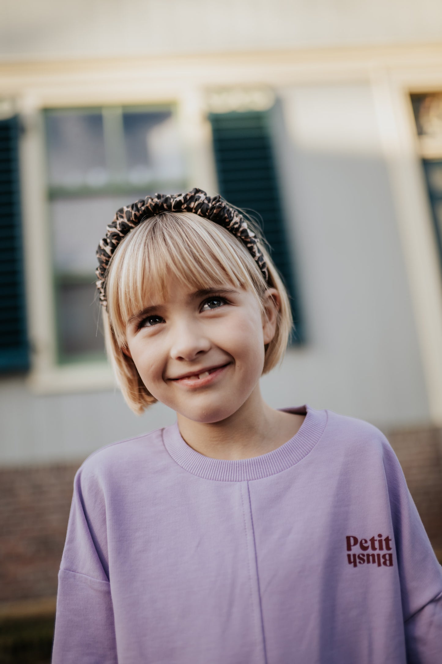 lifestyle beeld meisje in luca sweater purple rose van petit blush