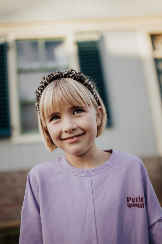 lifestyle beeld meisje in luca sweater purple rose van petit blush