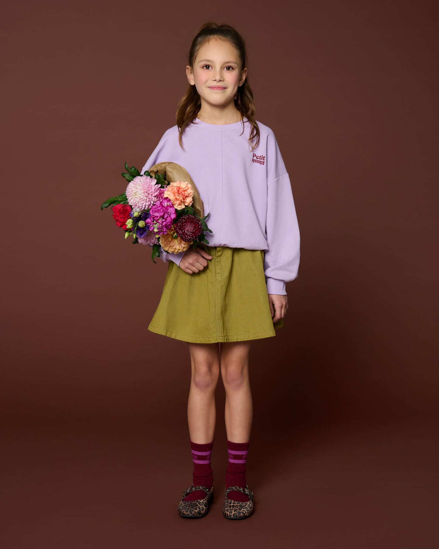 meisje draagt luca sweater purple rose van petit blush vooraanzicht