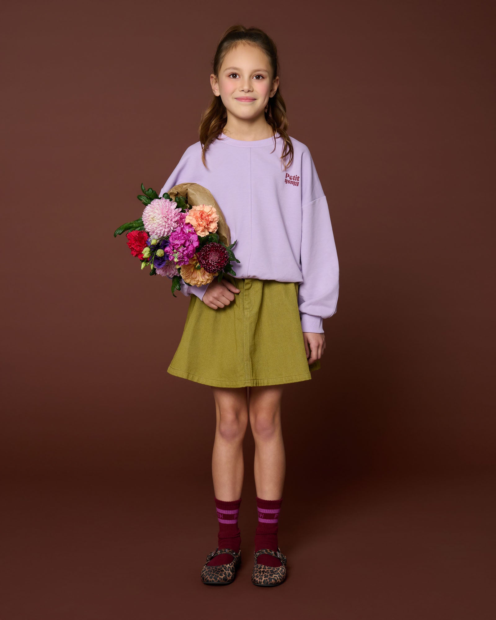 meisje draagt luca sweater purple rose van petit blush vooraanzicht