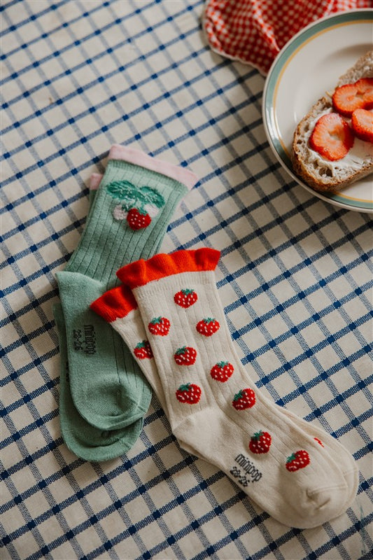 lifestyle beeld bamboo socks strawberry van minipop