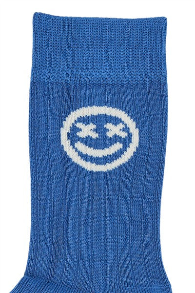 detail smiley face op blauwe kousen