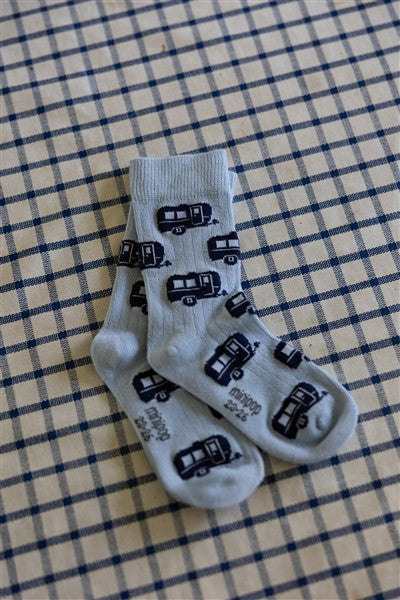 sfeerbeeld lichtblauwe sokken met caravan print van minipop