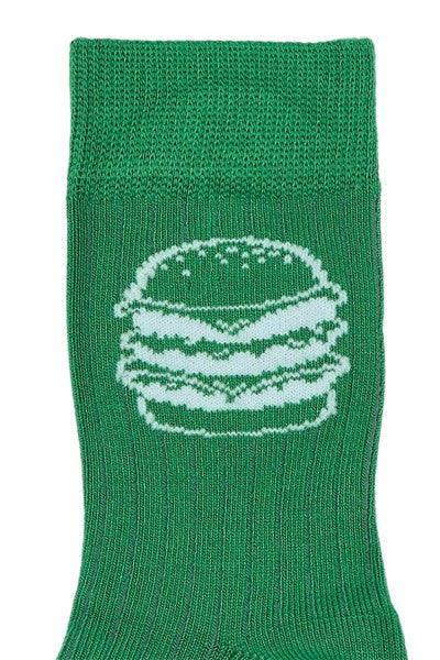 detail hamburger op groene kousen