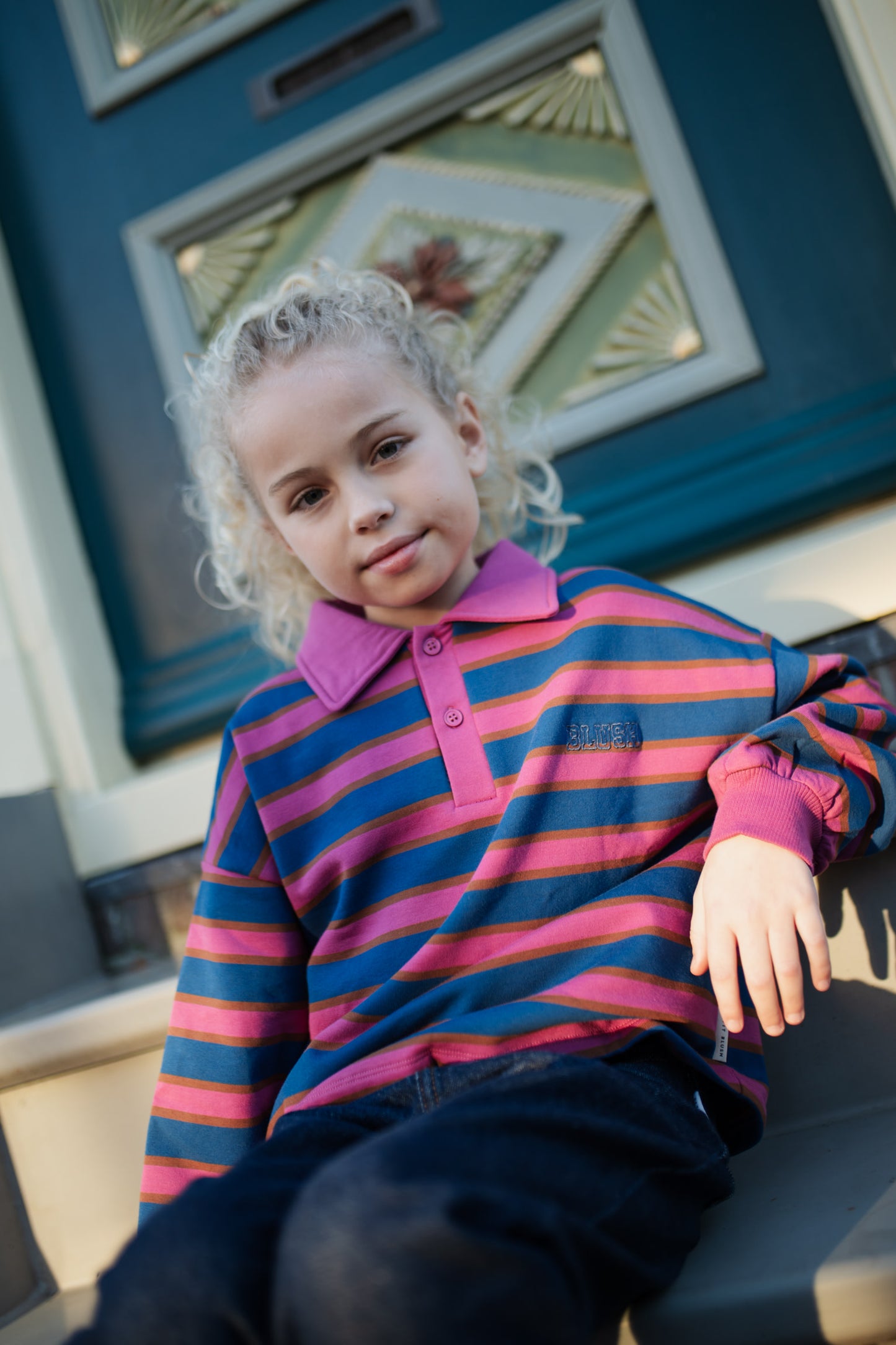 lifestyle beeld meisje met polo sweater stripe van petit blush