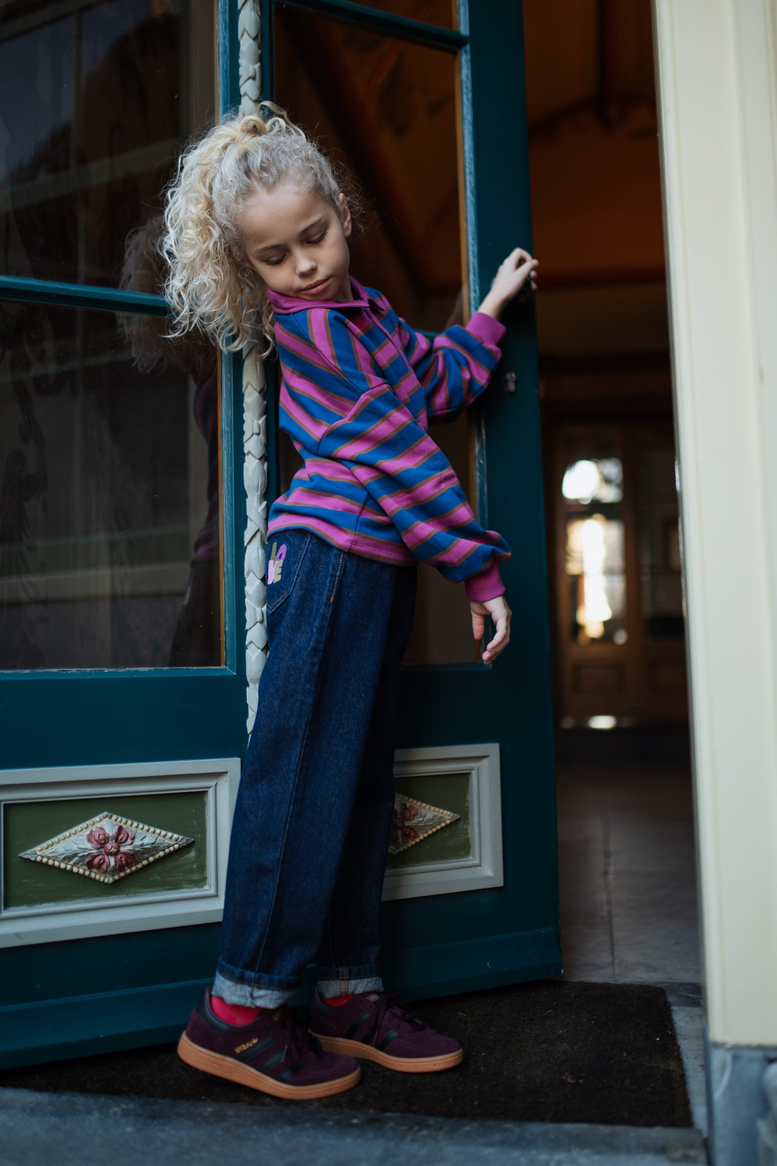lifestyle beeld zijaanzicht polo sweater stripe van petit blush