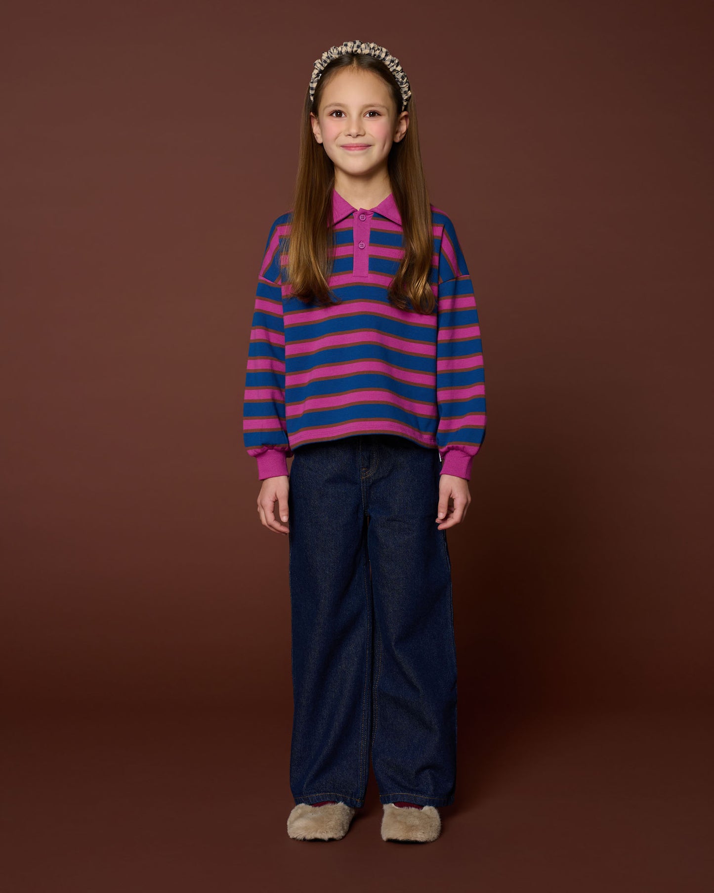 vooraanzicht meisje met polo sweater stripe van petit blush