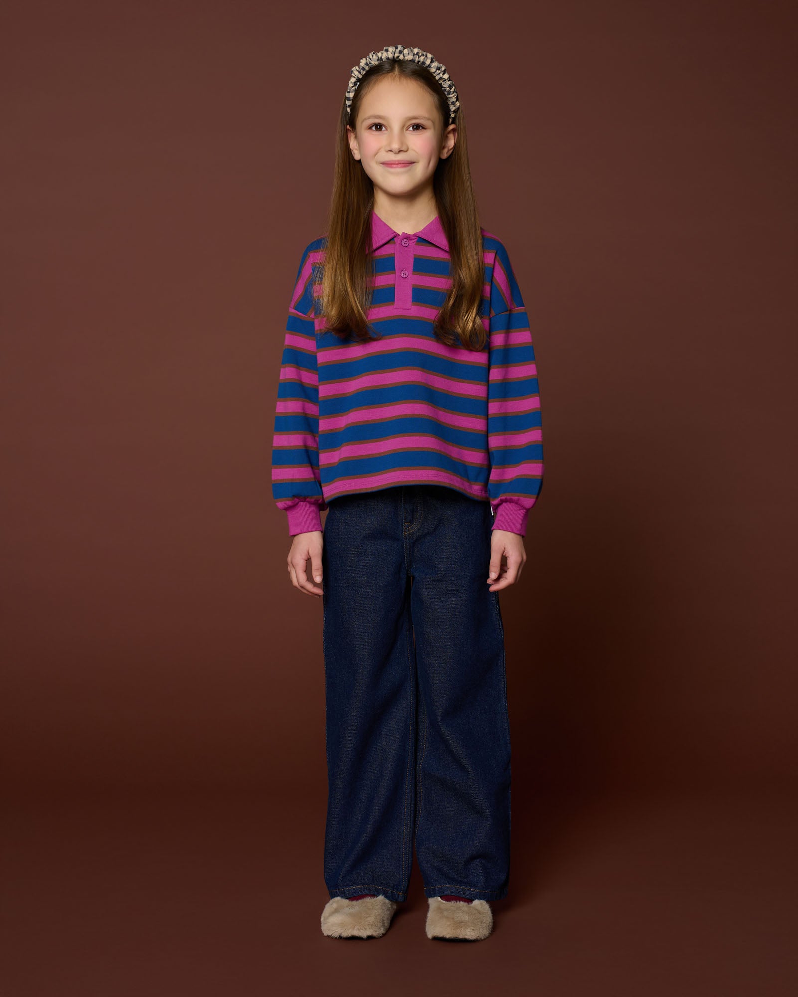 vooraanzicht meisje met polo sweater stripe van petit blush