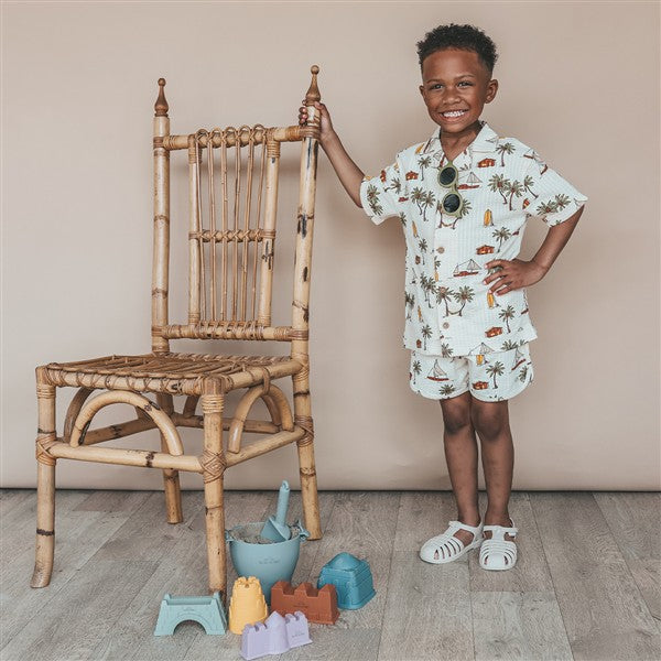 jongen draagt hemd sailing met palm strand print