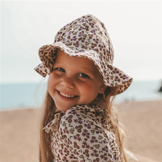 meisje draagt sun hat sparkly flower van salted stories
