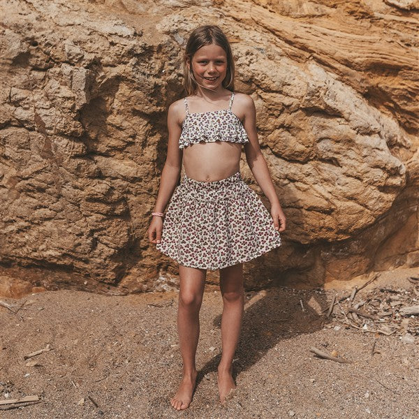 Meisje draagt skirt sparkly flowers