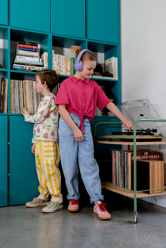 Meisje draagt ballon fit jeans
