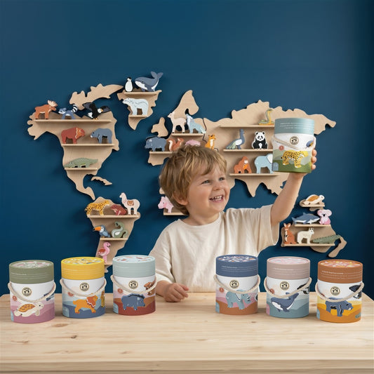Houten wereldkaart met Afrikaanse dieren.