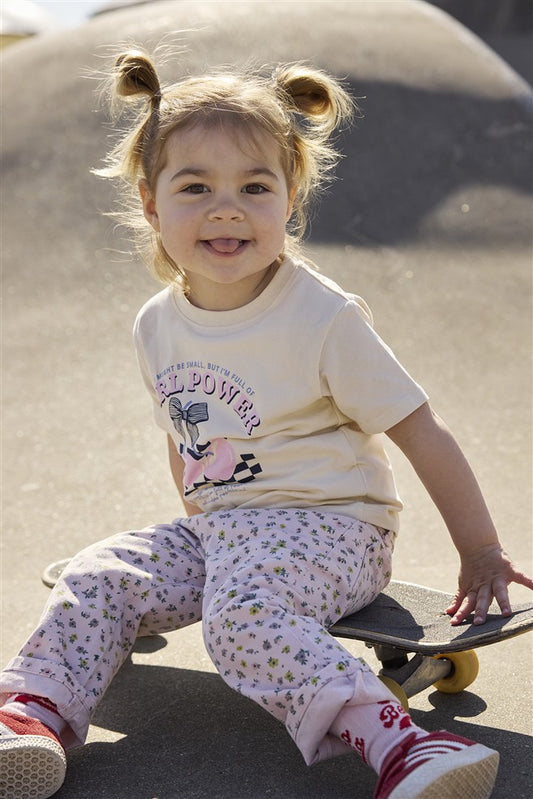 Meisje draagt lichtroze jeans met bloemetjes