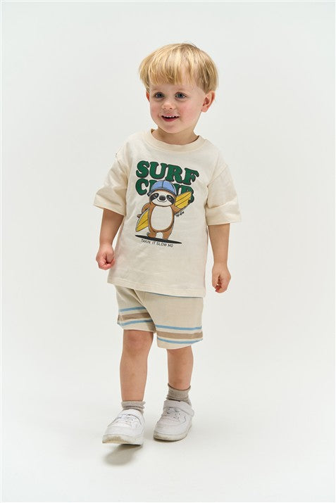 jongen draagt tshirt tobias surf club en short theodor van the new