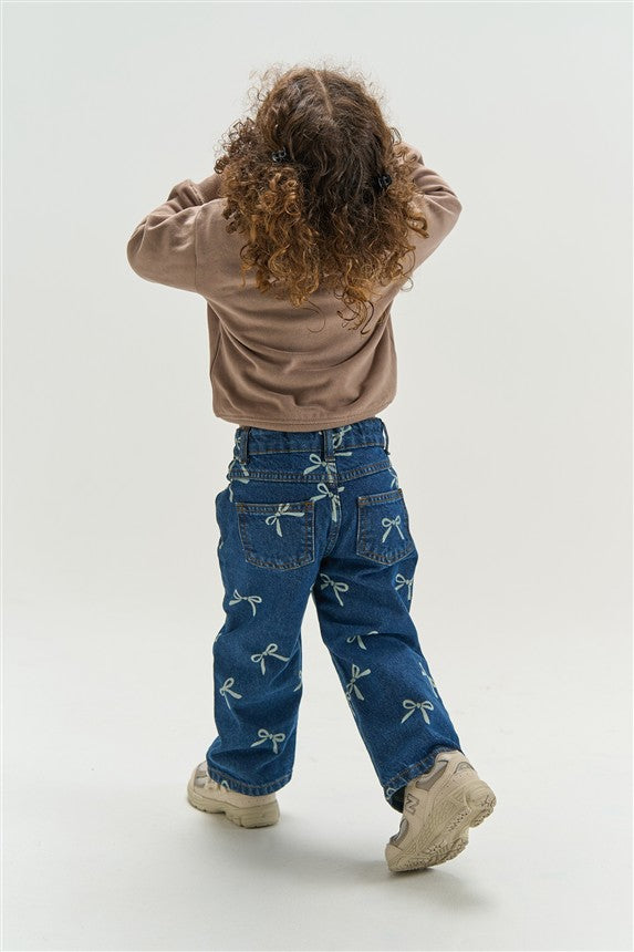 Blauwe peuterbroek met speelse strikjesmotief.