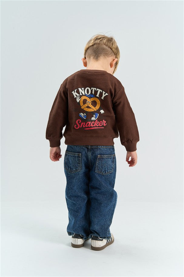 Bruine jongenssweater met pretzelprint
