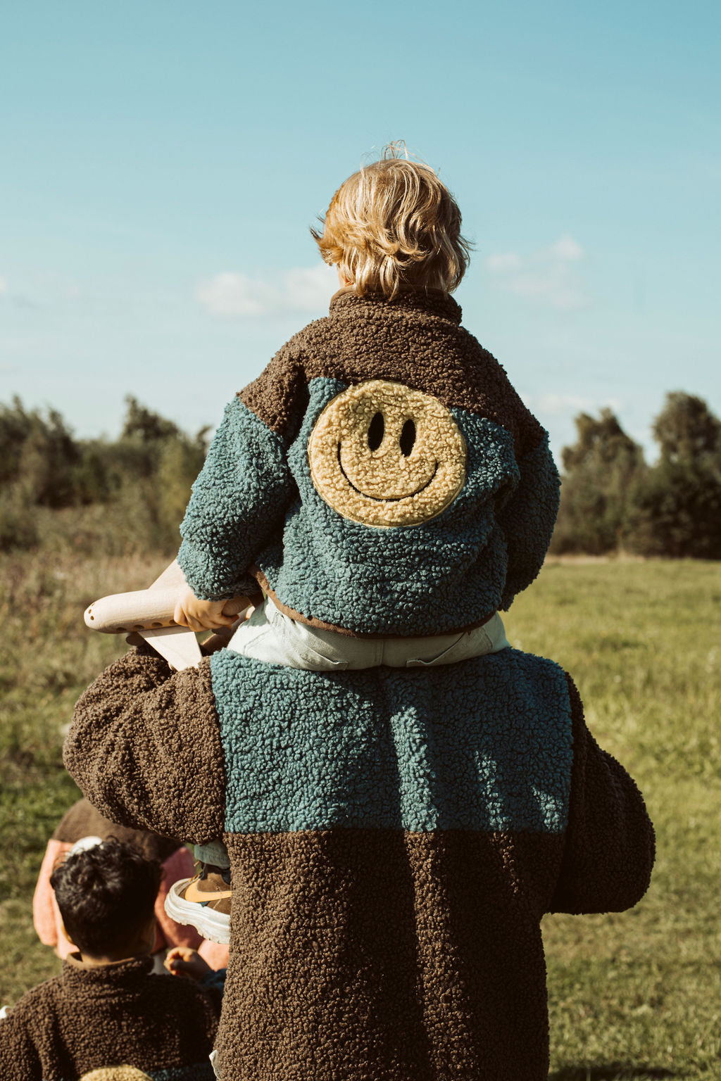 Teddy jas met smiley borduring op de rug.