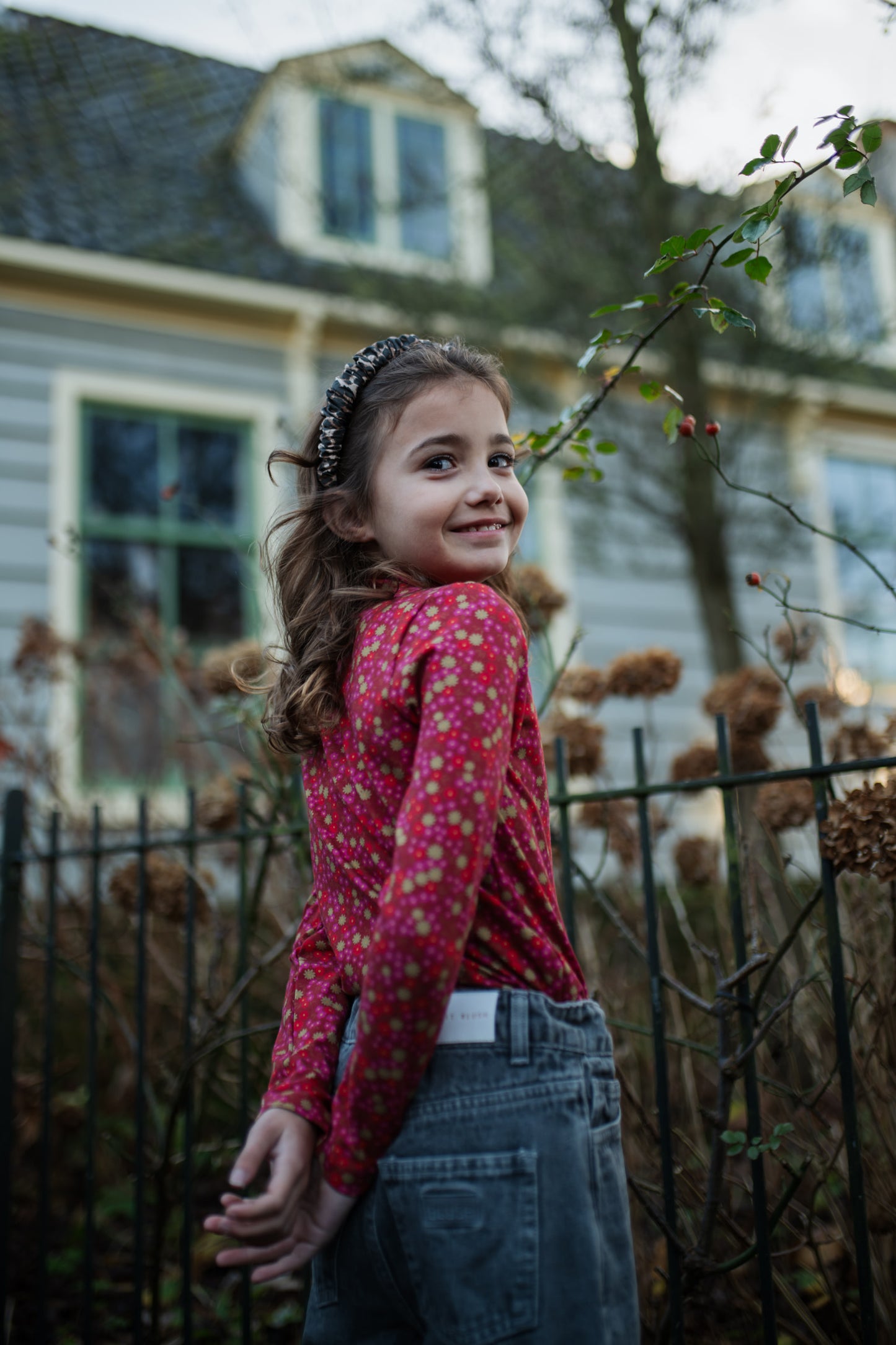lifestyle beeld meisje in zijaanzicht met turtle neck winter flower van petit blush