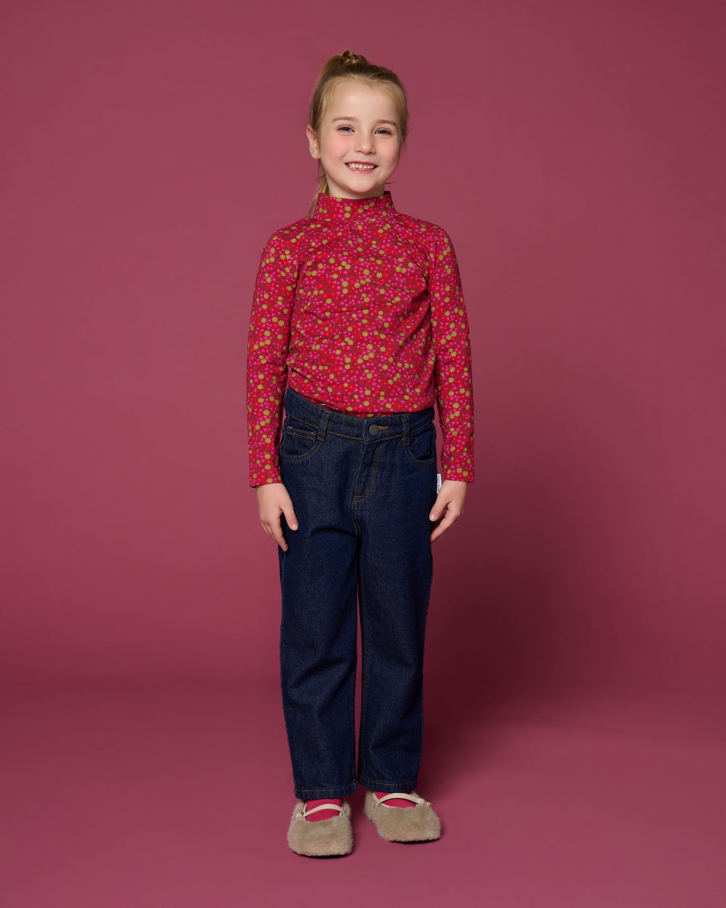 meisje draagt shirt winter flower met bloemenprint van petit blush vooraanzicht