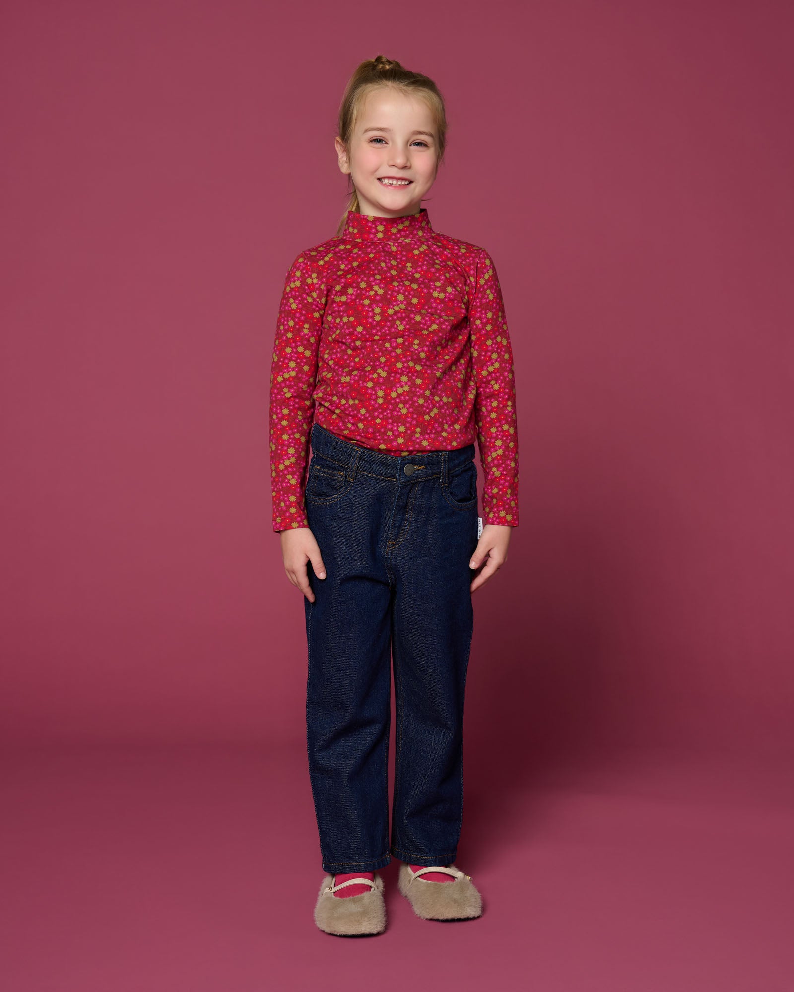 meisje draagt shirt winter flower met bloemenprint van petit blush vooraanzicht