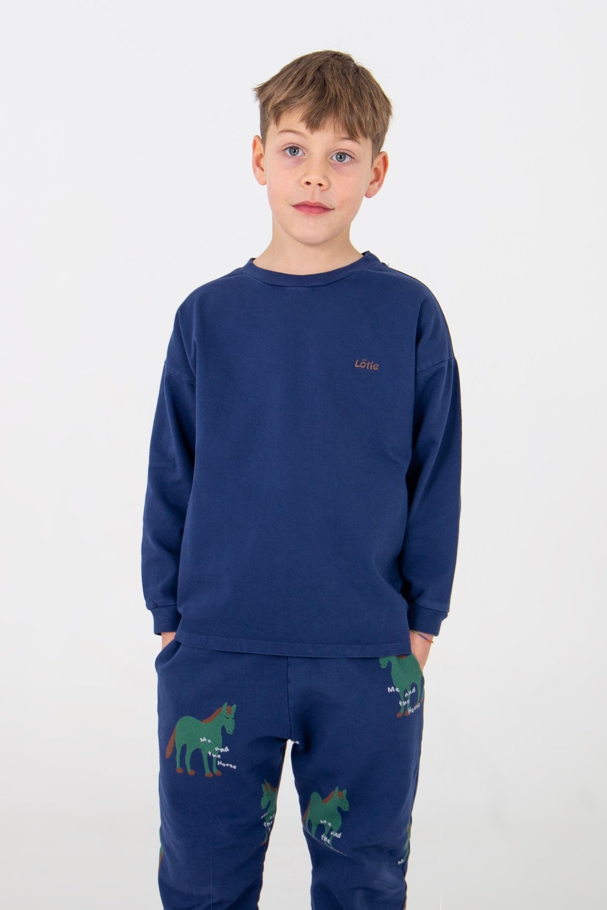 Comfortabel navy shirt voor kinderen met lange mouwen.