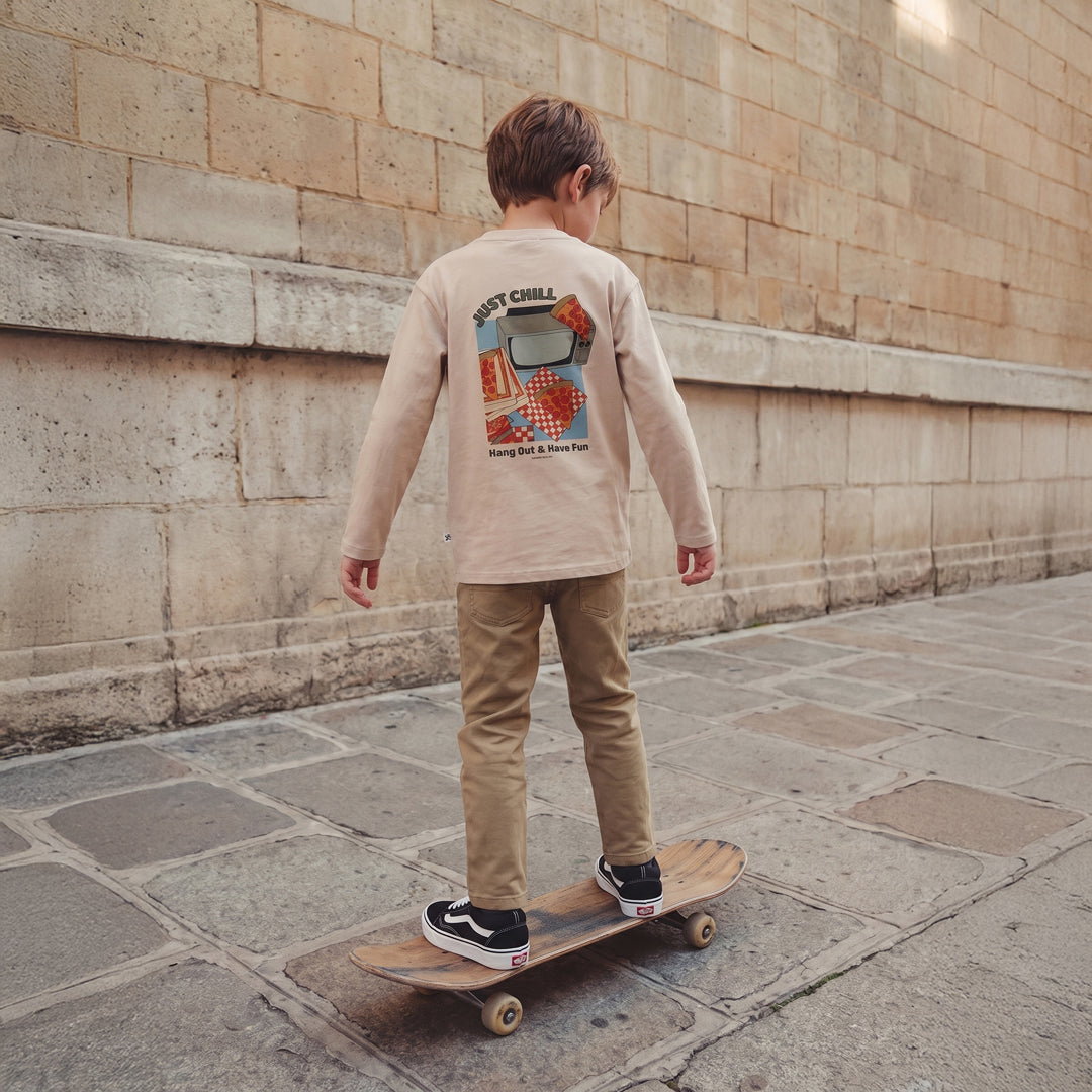 Jongens shirt met pizza en televisieprint en beige broek met barrel fit