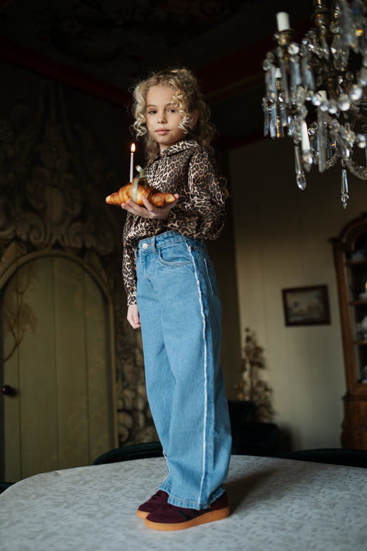 lifestyle beeld wide leg jeans van petit blush
