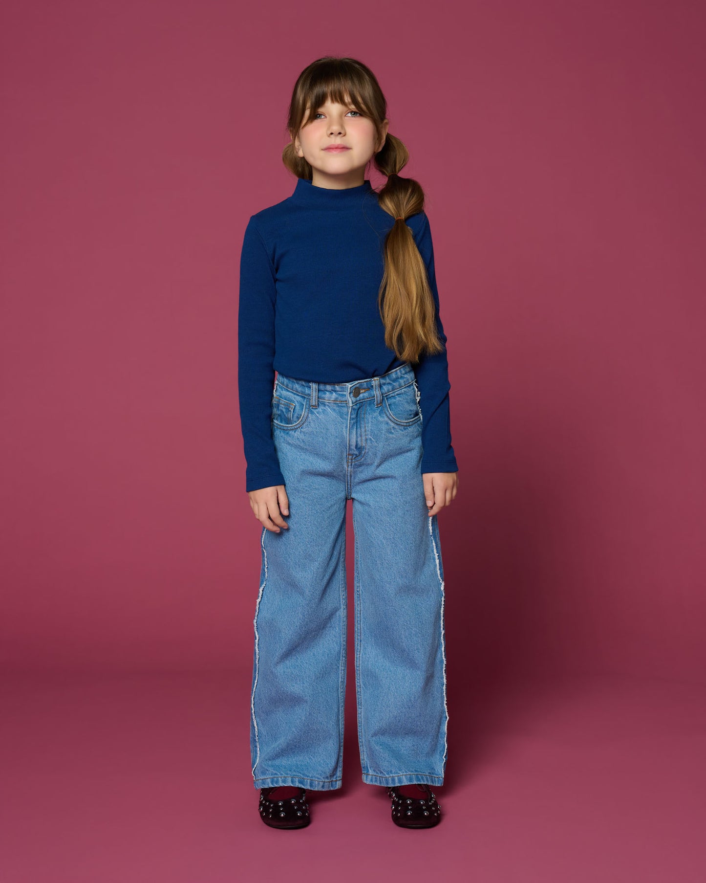 meisje draagt wide leg jeans van petit blush voorzijde