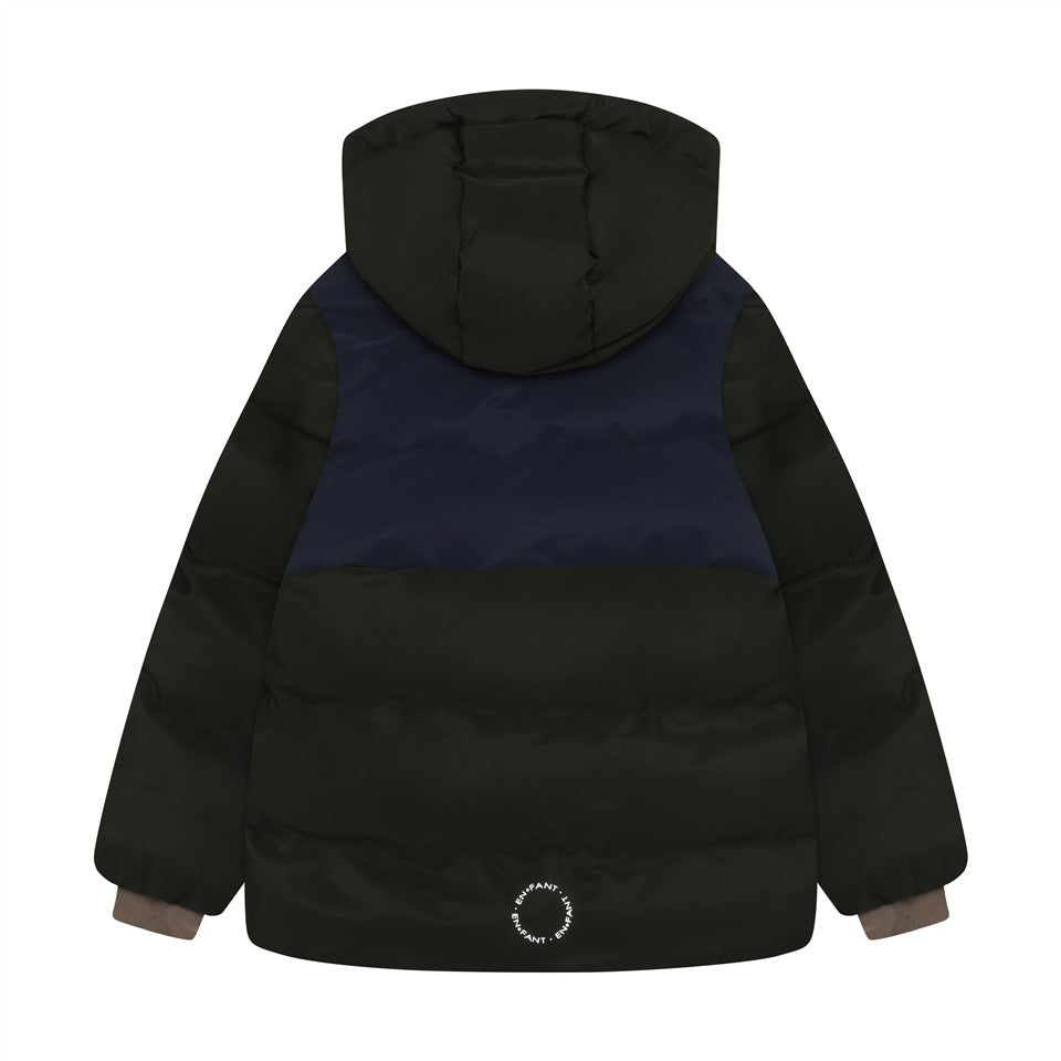 Achterzijde van de groen-blauwe technische winterjas voor jongens met colorblockdetails.