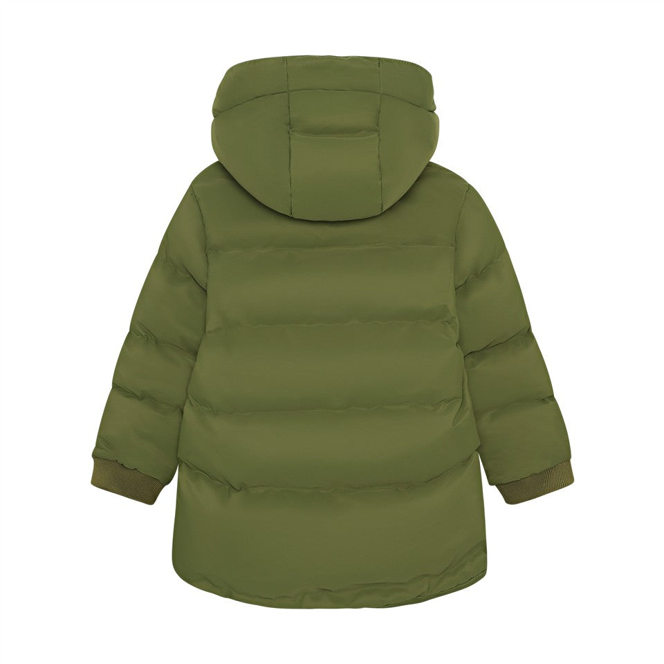 Achterzijde van de mosgroene technische winterjas voor kinderen.